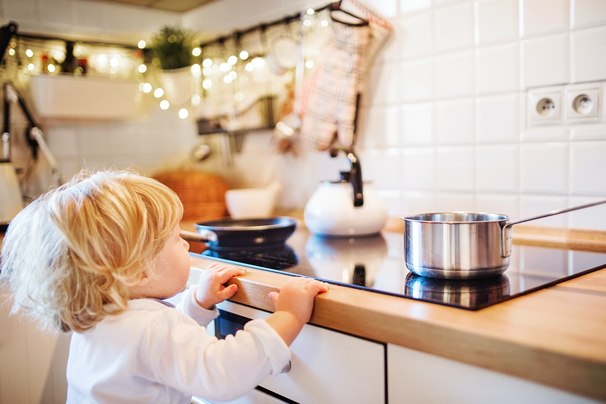 leichte verbrennungen kinder behandeln kind am herd